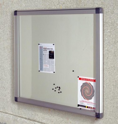 Vitrine d'extérieur murale - porte battante en verre sécurit - fond tôle 8 A4