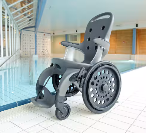 Fauteuil roulant 100 % plastique Easyroller Piscine