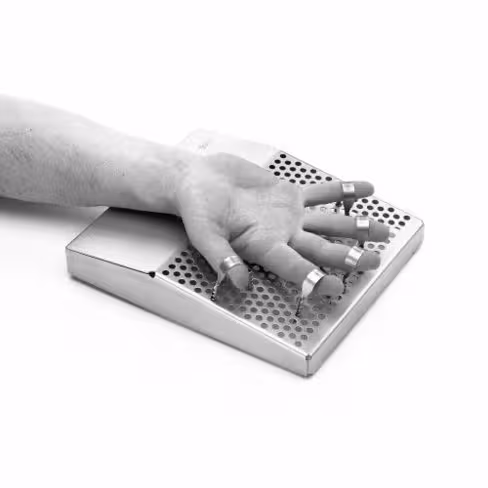 Plaque de fixation de la main à brides doigts