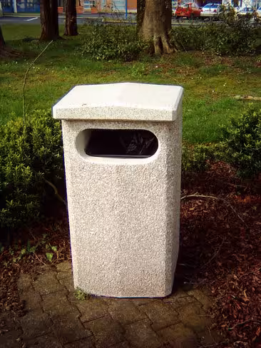 Corbeille de rue béton - 80 l avec porte - support sac - couvercle - déchargé dans la limite de 30 m