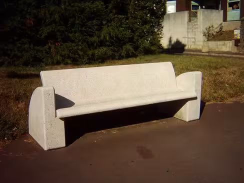 Banc public avec accoudoirs assise et piétement béton - l. 230 cm - déchargé dans la limite de 30 m