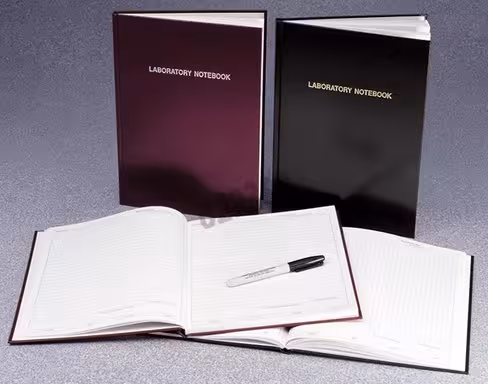 Cahier de laboratoire A4 rouge foncé