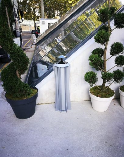 Cendrier gris clair innovant C9 de l'entreprise Cy-Clope, secteur public