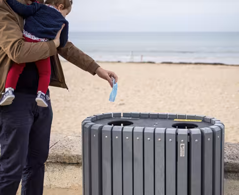 Corbeille de rue tri sélectif point de tri Soleil - lattes plastique recyclé - 2 bacs à déchets 70 l - coloris standard