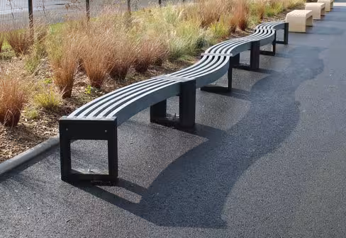 Banquette courbée Canvas Origine - lattes plastique recyclé - l. 191 cm - pieds noir - coloris standard