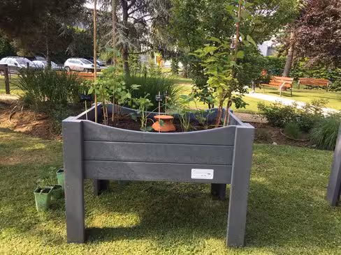 Potager surélevé Ubicuity - éco-conçu - plastique recyclé - l. 1240 x l. 856 - h. 900 mm - gris argenté