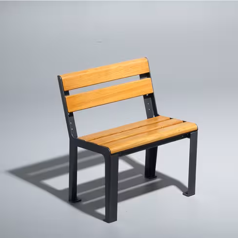 Chaise Symbios - assise et dossier bois résineux - piétement métal - déchargé sous abri