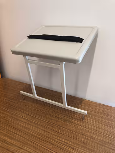 Plateau de service porte-défibrillateur pour instruments