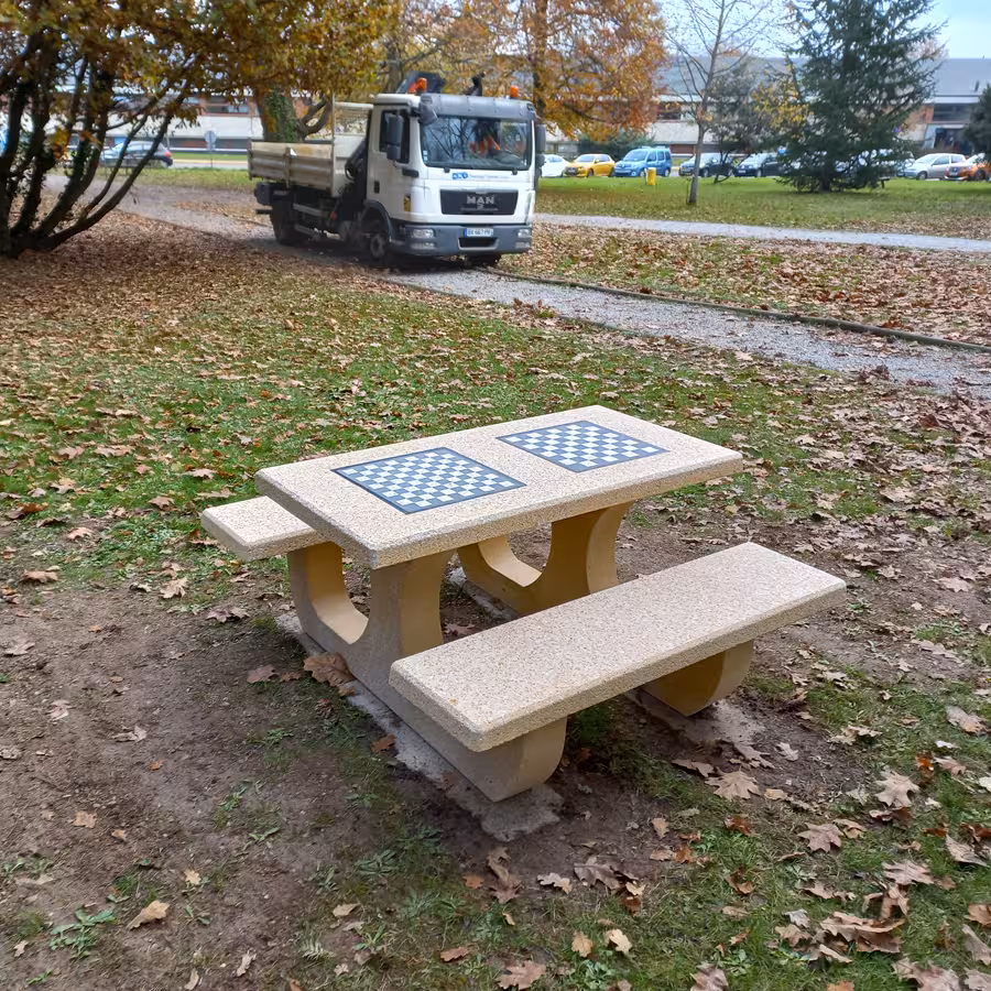 Table de jeux béton bancs solidaires - l. 150 x h. 78 x pr. 170 cm - déchargé dans la limite de 30 m