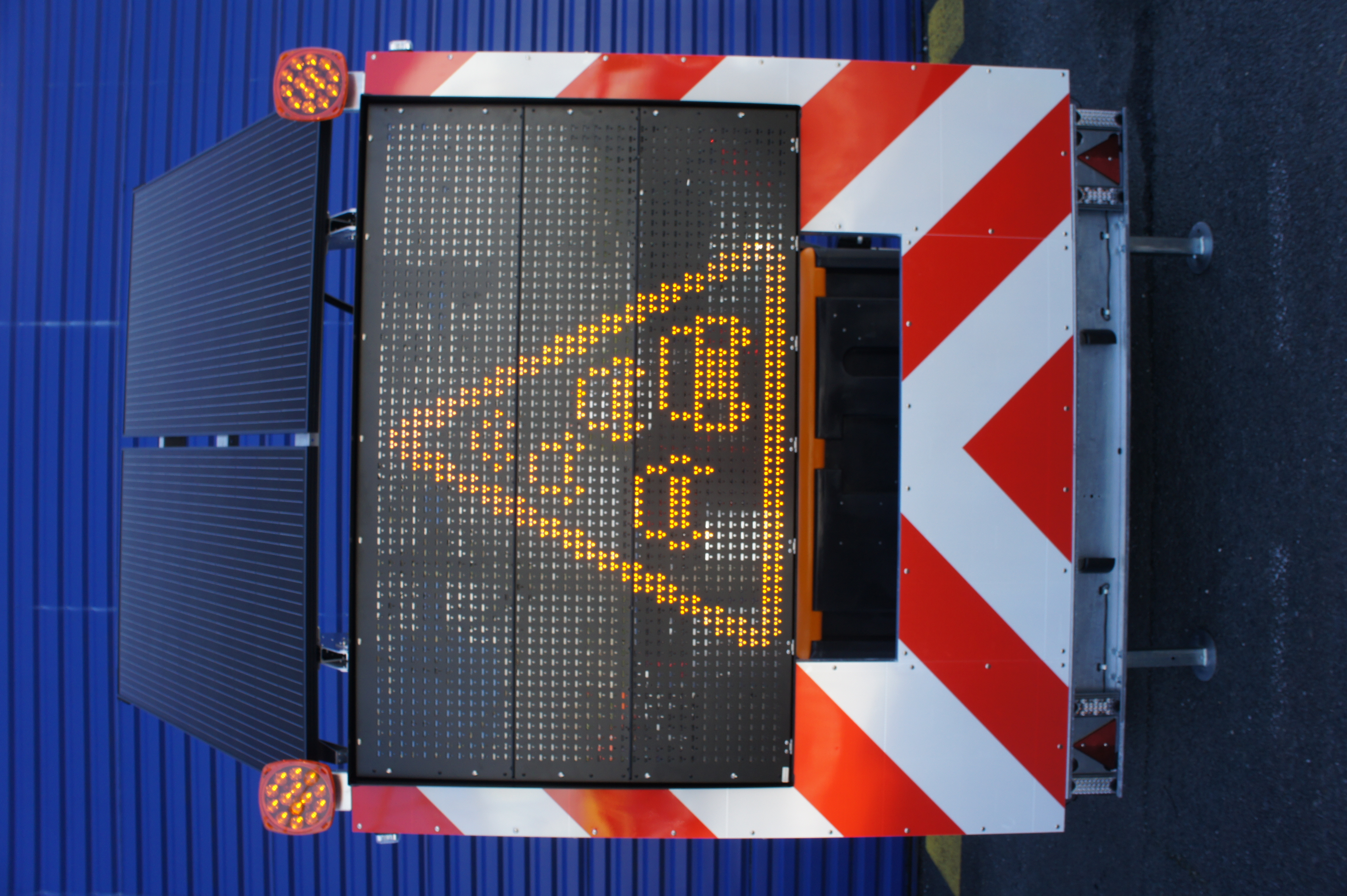 Panneau à messages variables sur remorque Scribe