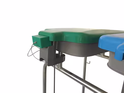 Système individuel de sécurisation des couvercles pour chariot porte-sacs en inox Hygicar