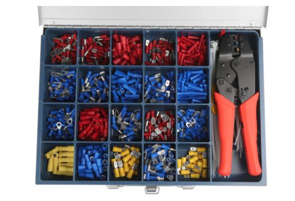 Coffret 630 pièces comprenant : une pince à sertir, une pince coupante, des cosses isolées et des serre-câbles