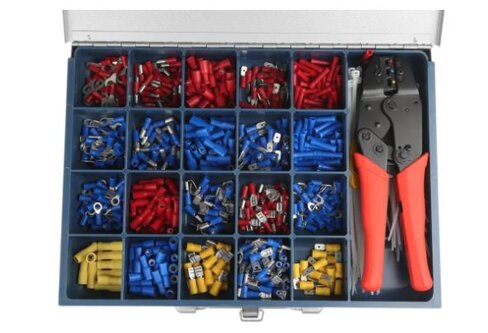 Coffret 630 pièces comprenant : une pince à sertir, une pince coupante, des cosses isolées et des serre-câbles