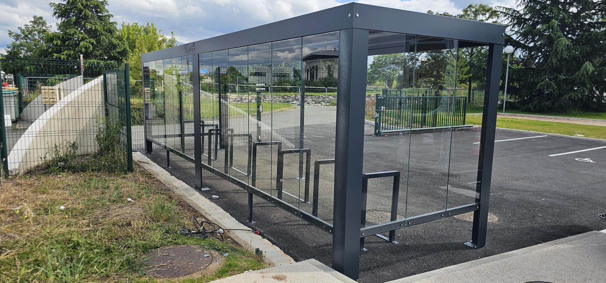 Abri Pescara Verre DCC peint - l. 8 x h. 2,20 m - déchargé