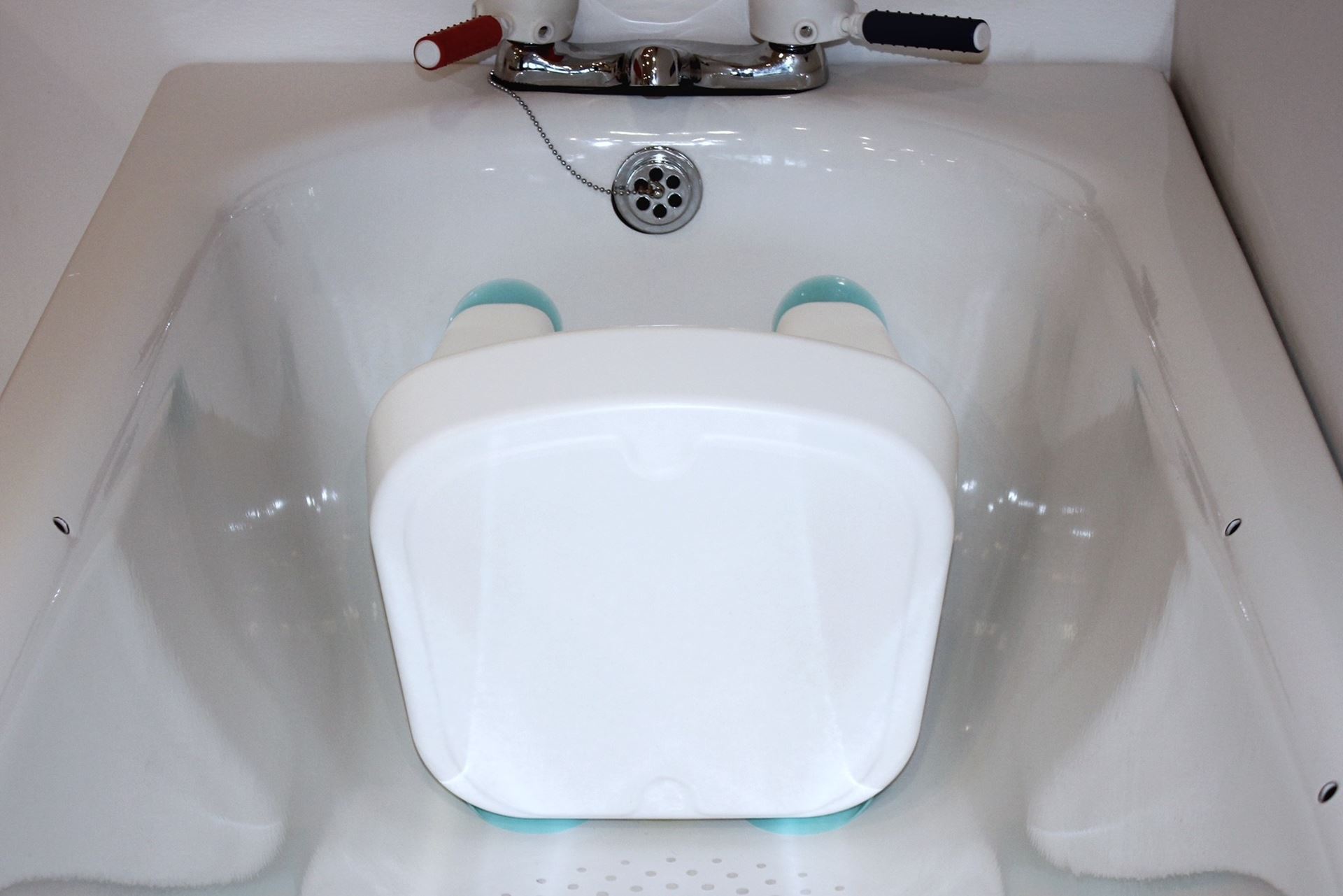 Réducteur de baignoire Ashby - dim : 37 x 28 x 30 cm - ventouses en caoutchouc sur l'envers - blanc
