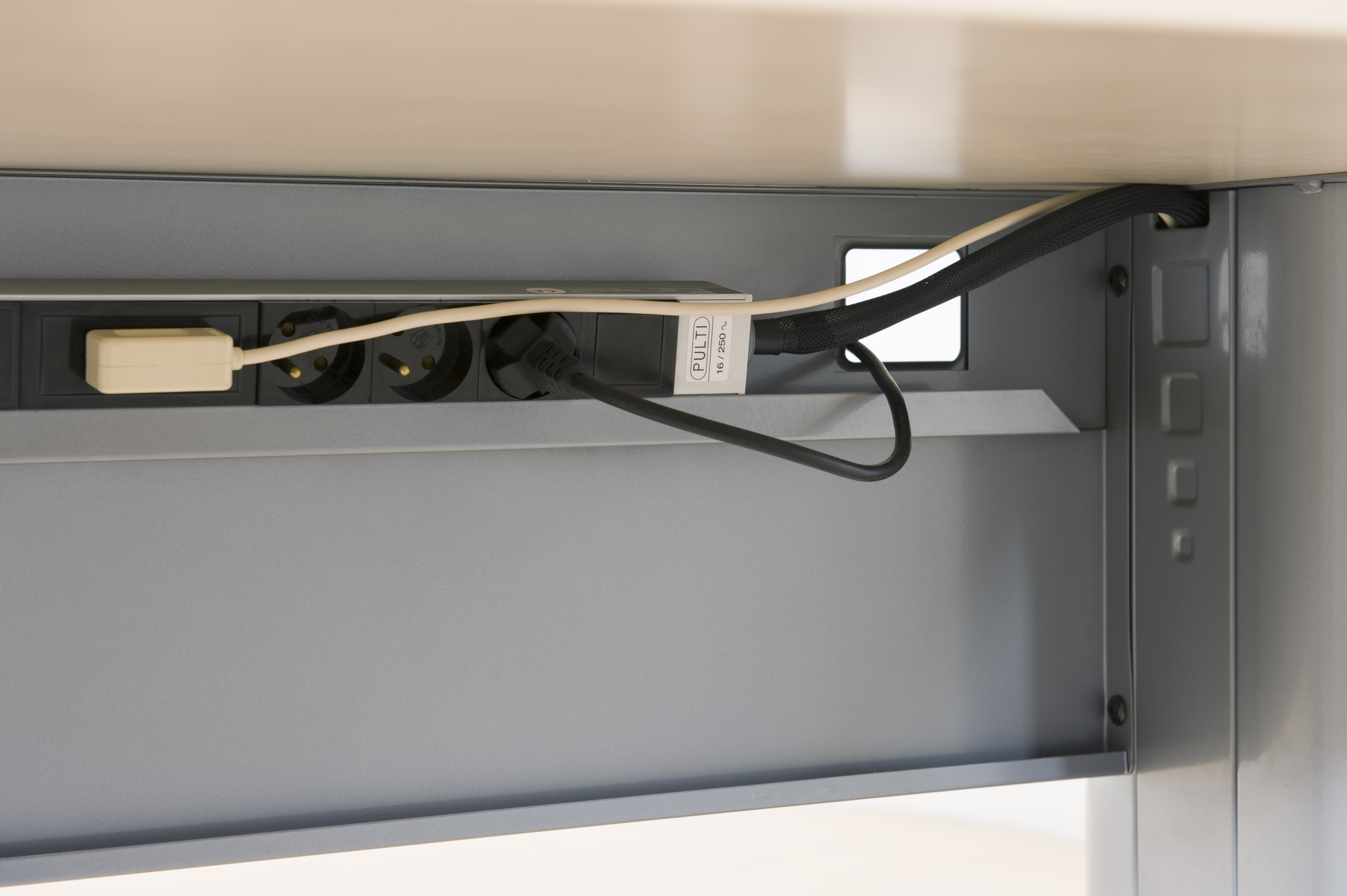 Bureau droit Corial - l. 80 x pr. 80 cm - piétement réglable en hauteur