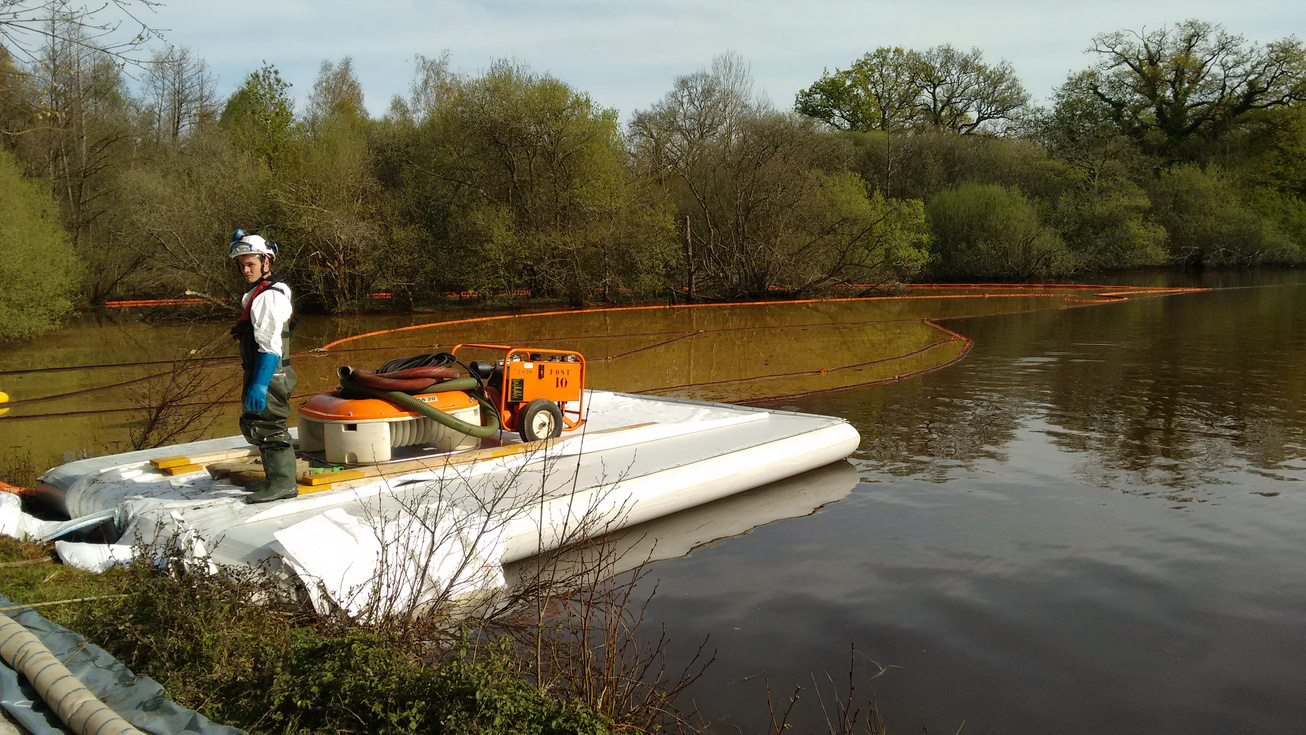 Ponton gonflable de dépollution avec plancher et gonfleur Pro - 5,60 x 4,20 m