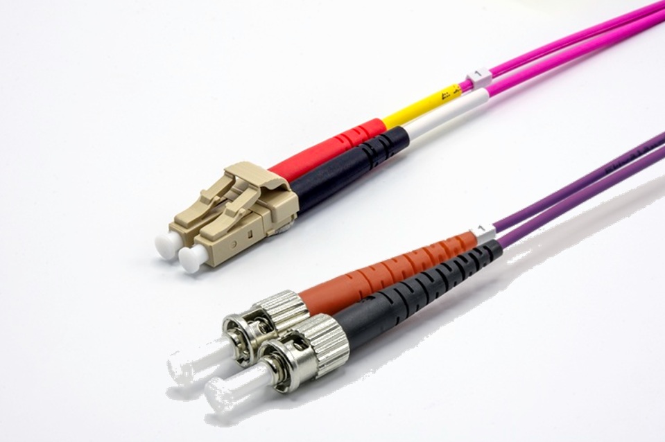 Jarretière optique multimode duplex OM4 50/125 - EKIVALAN - LC UPC/ST UPC - violet - 7 m