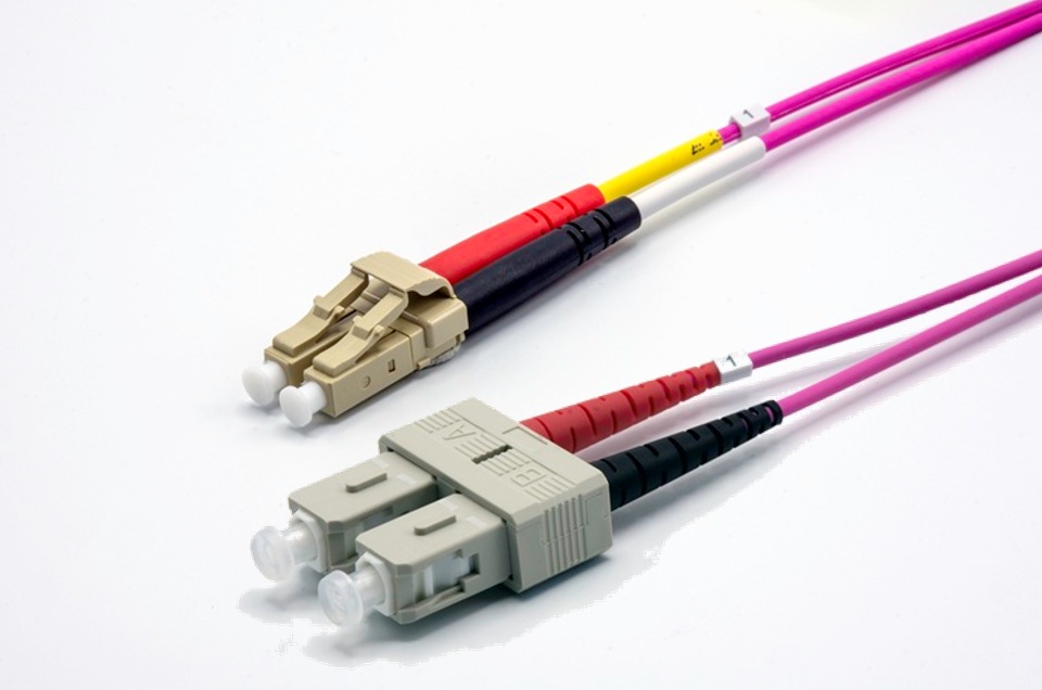 Jarretière optique multimode duplex OM4 50/125 - EKIVALAN - SC-UPC/LC-UPC - violet - 1 m