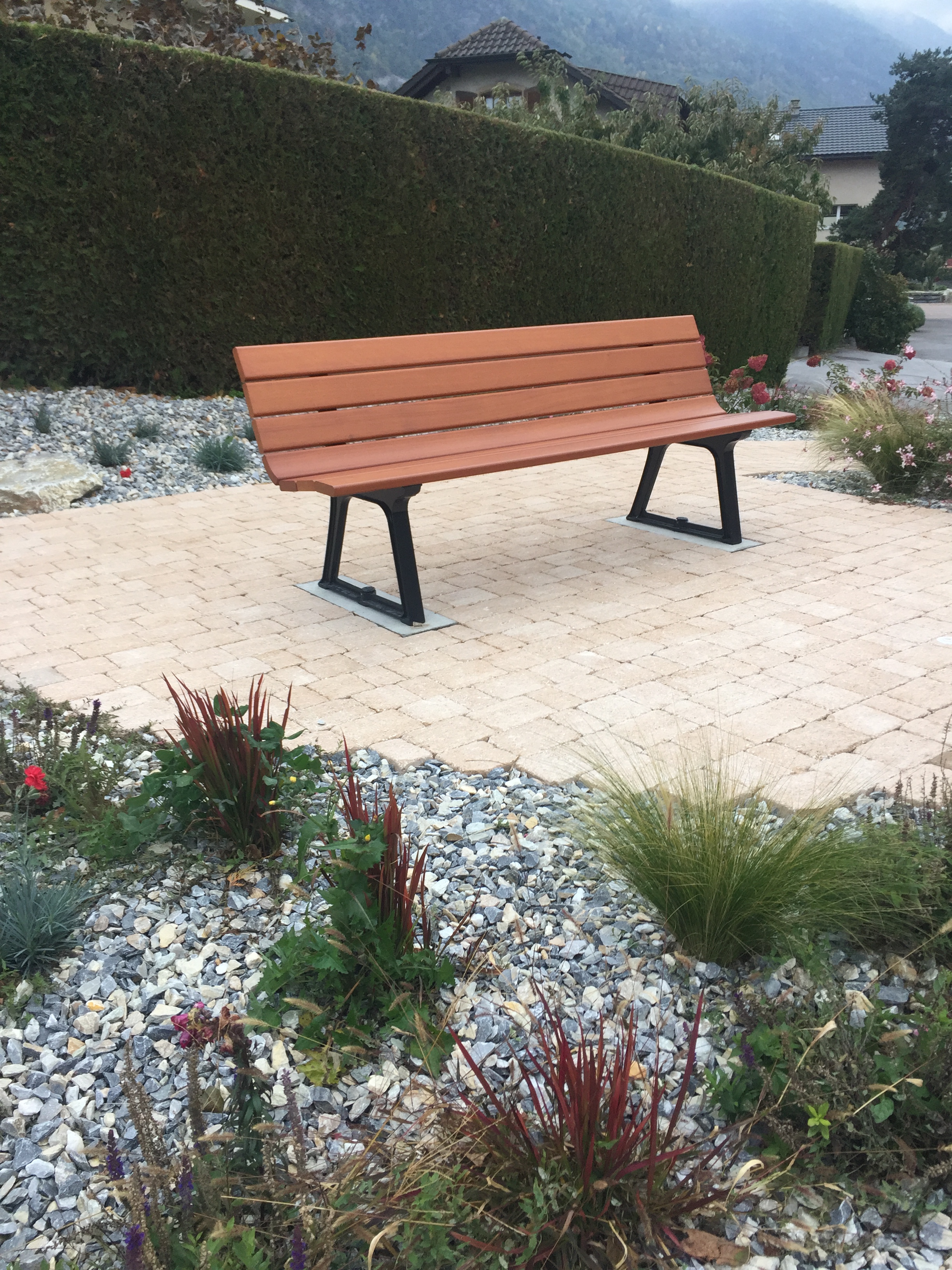 Banc Confort Evolution - 3 places - piètement fonte - assise et dossier bois non séparés - l. 200 cm -