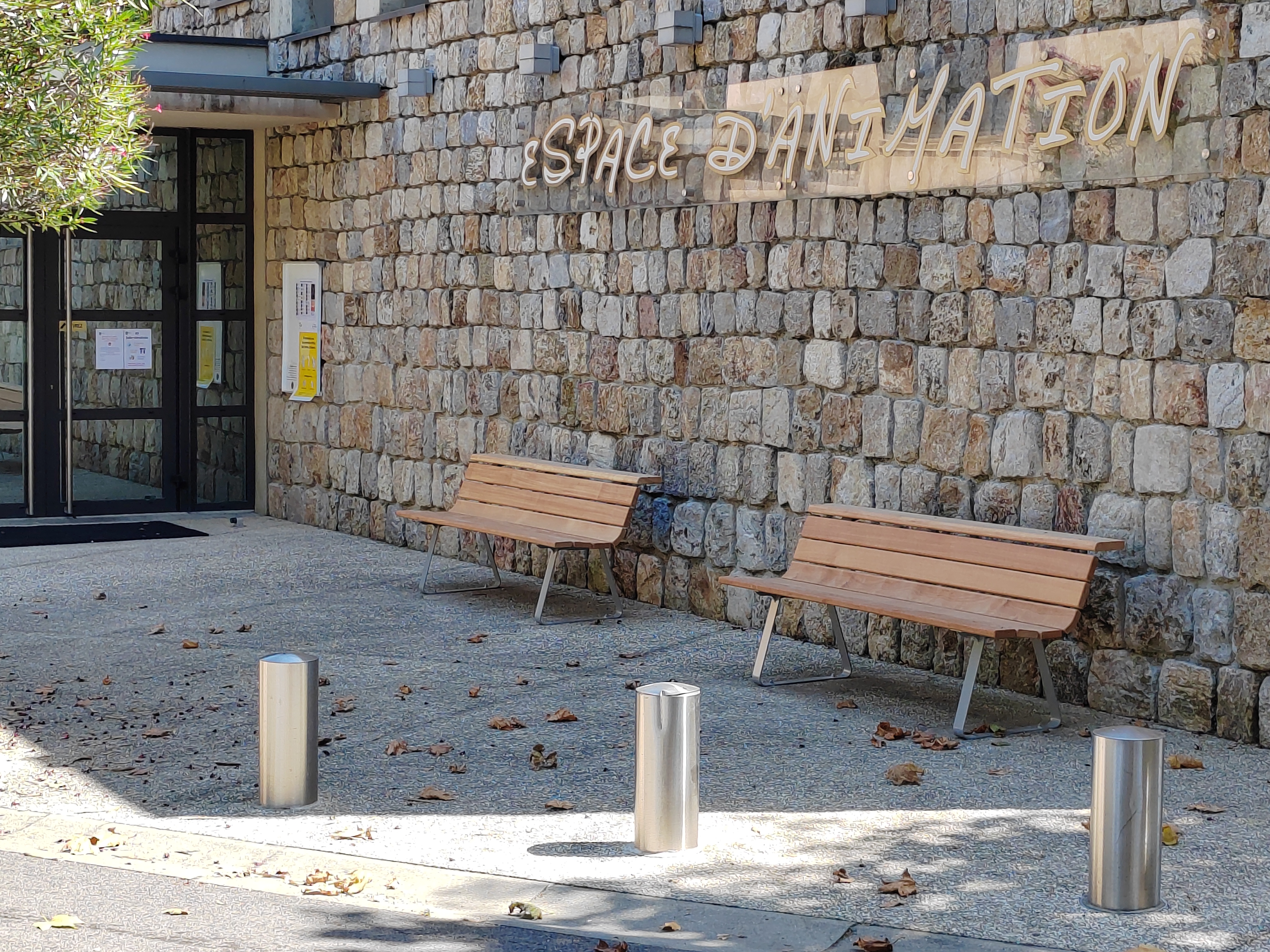 Banc Azur Tab - 3 places - piètement métal - assise et dossier non séparés - l. 194 cm -