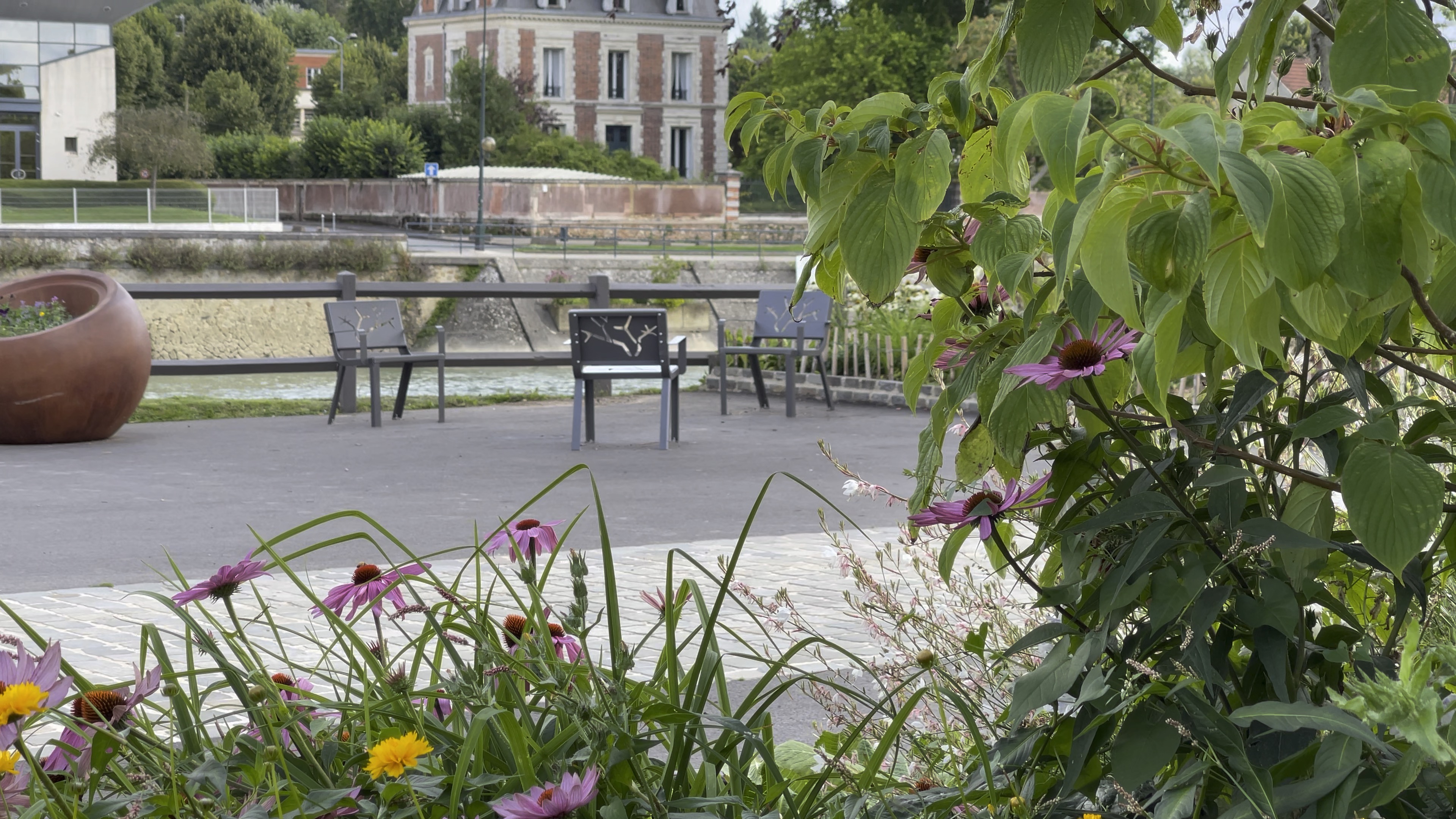 Fauteuil Nature piètement gris sablé - ht. assise 45,4 x L. 66,20 cm - livré non déchargé