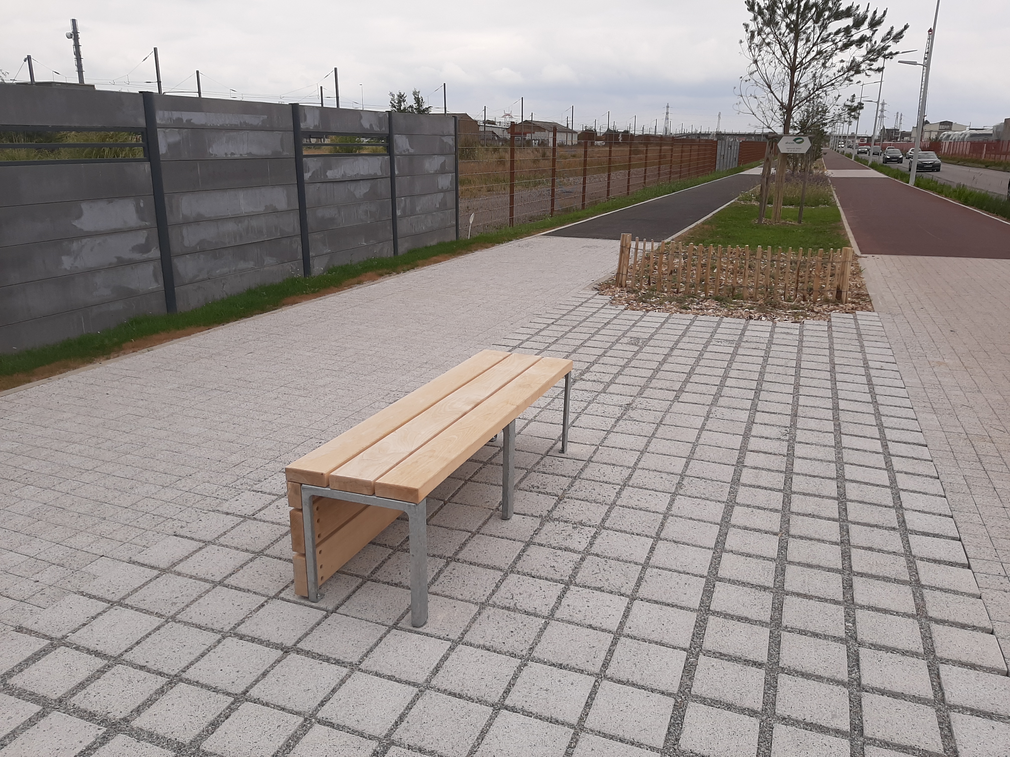 Assise Link 3 places - sans dossier - assise bois - piètement acier galvanisé - l. 150 cm - livré non déchargé