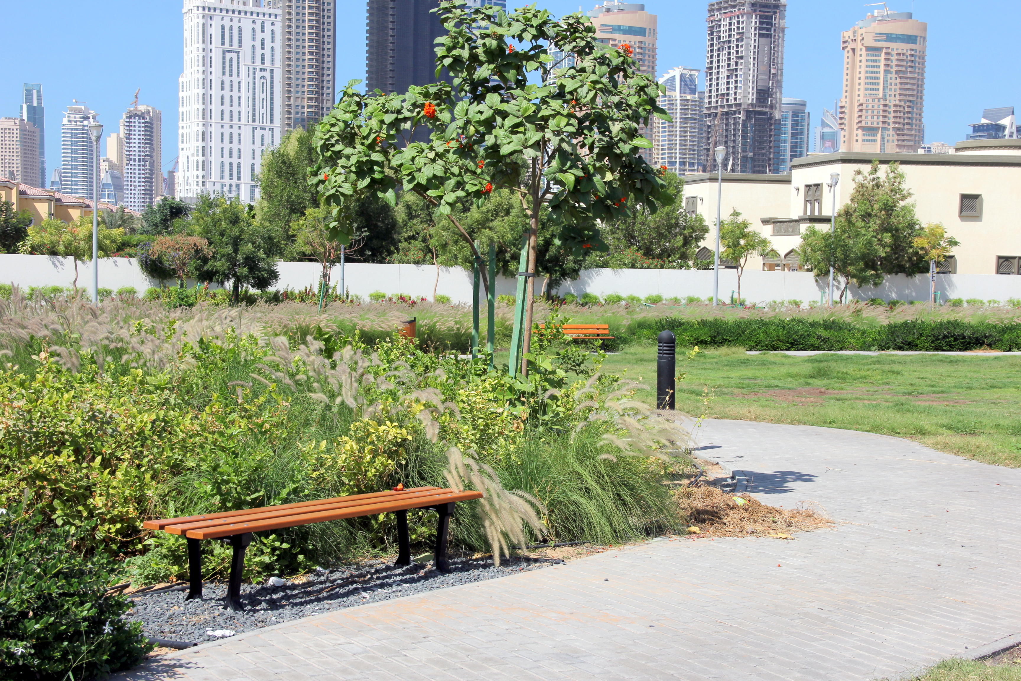 Banquette Intermède - lames en bois - piètement fonte - l. 200 cm - livré non déchargé