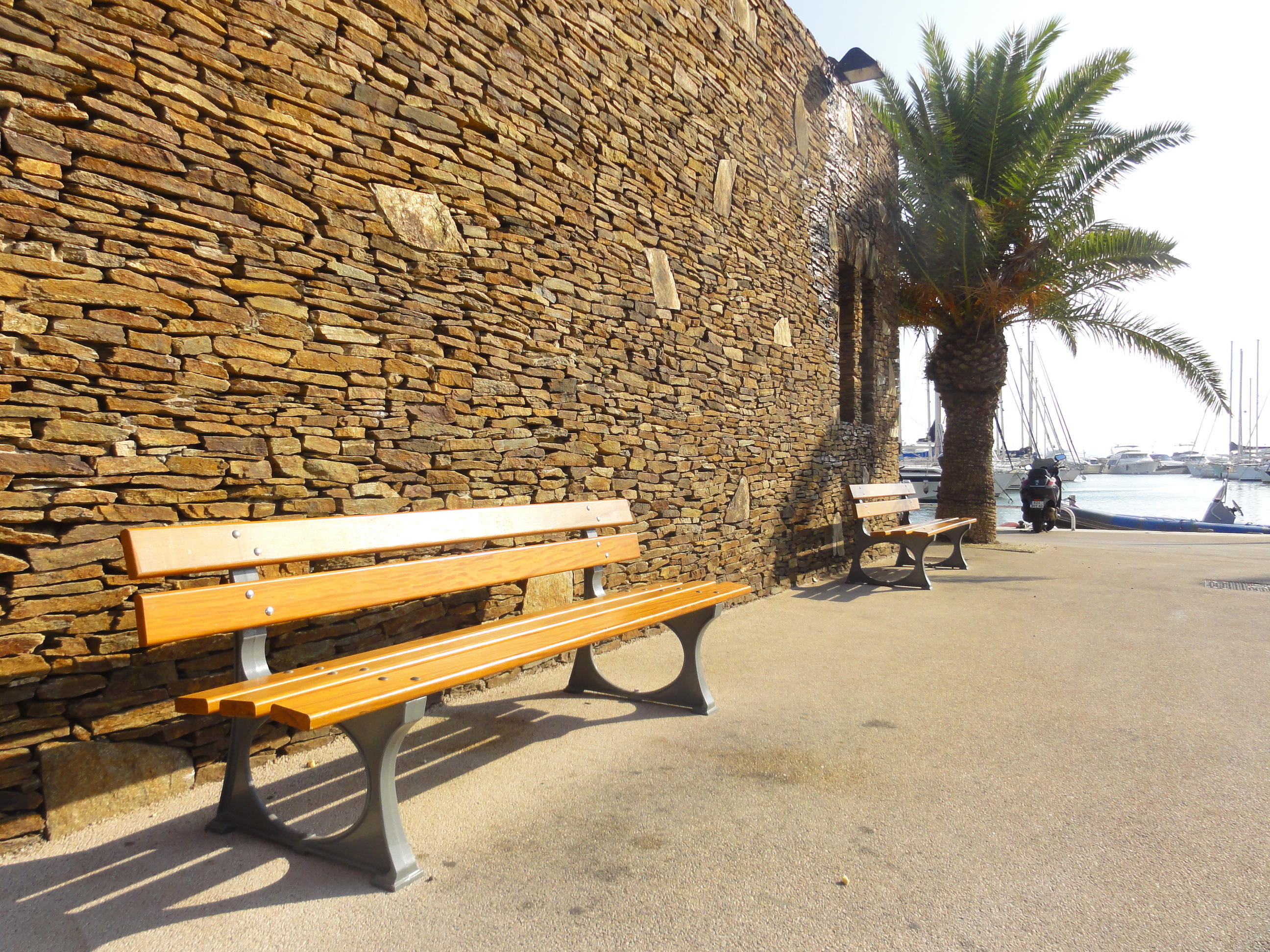 Banc Confort 1 - 3 places - avec dossier - l. 200 cm - piètement noir - livré non déchargé