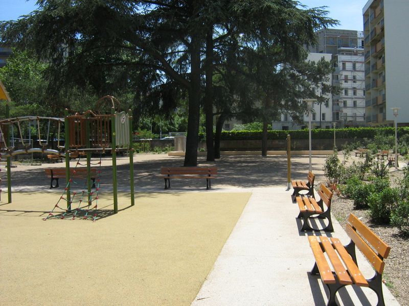 Banc Confort 1 - 3 places - avec dossier - l. 200 cm - piètement noir - livré non déchargé