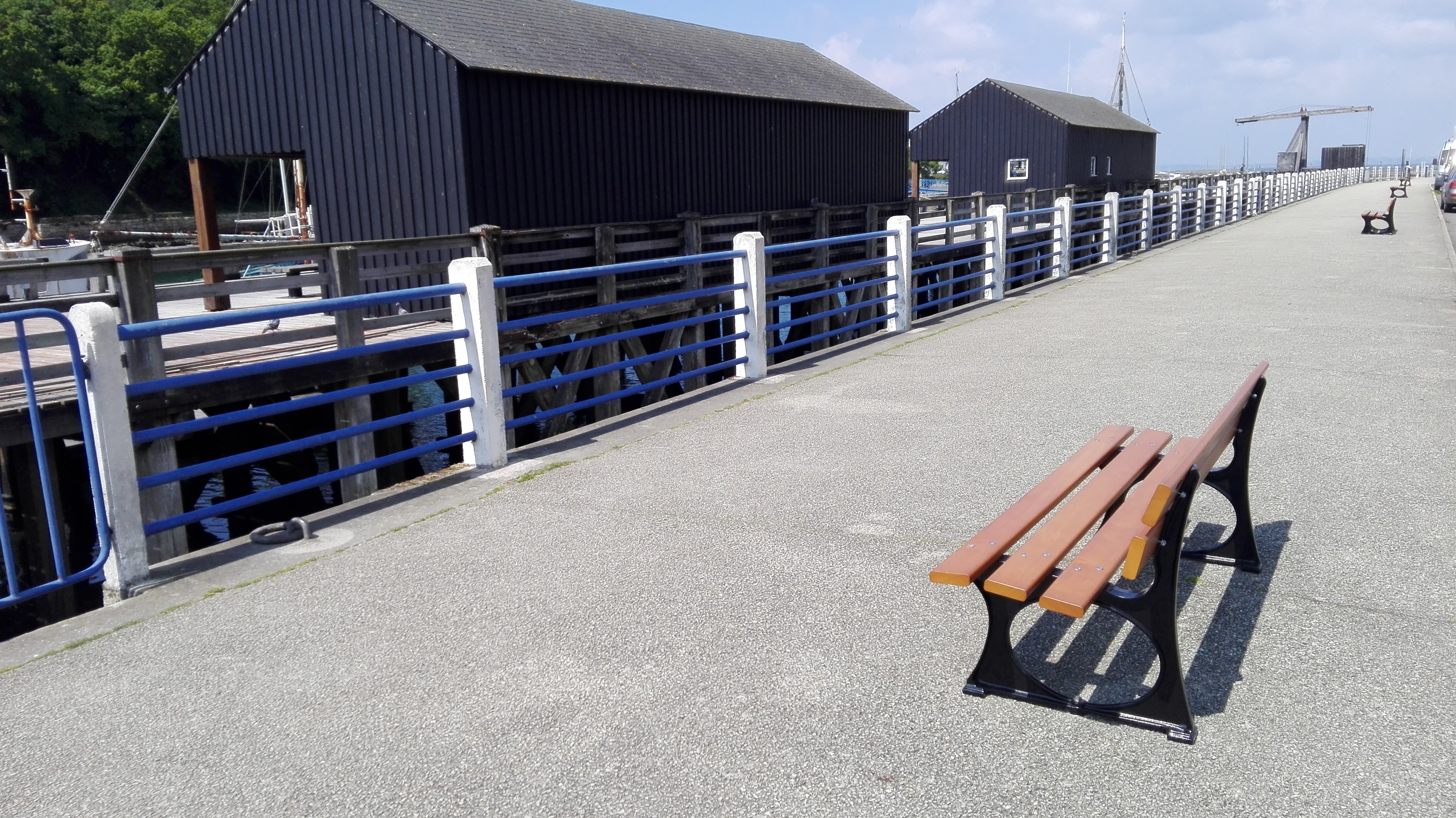 Banc Confort 1 - 3 places - avec dossier - l. 200 cm - piètement noir - livré non déchargé