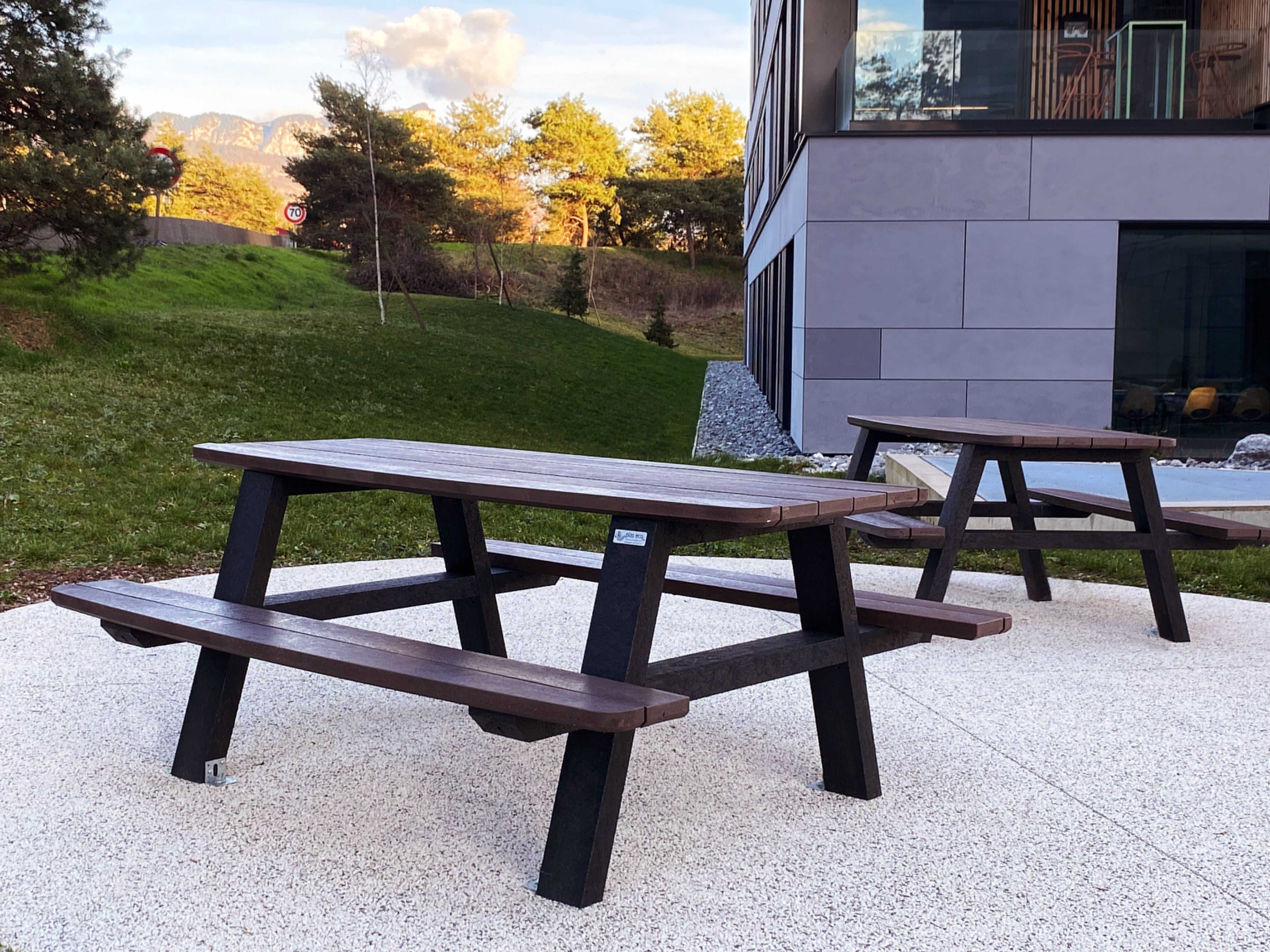 Table pique-nique avec banquettes Curve - lattes plastique recyclé - l. 180 cm - coloris standard - livré non déchargé