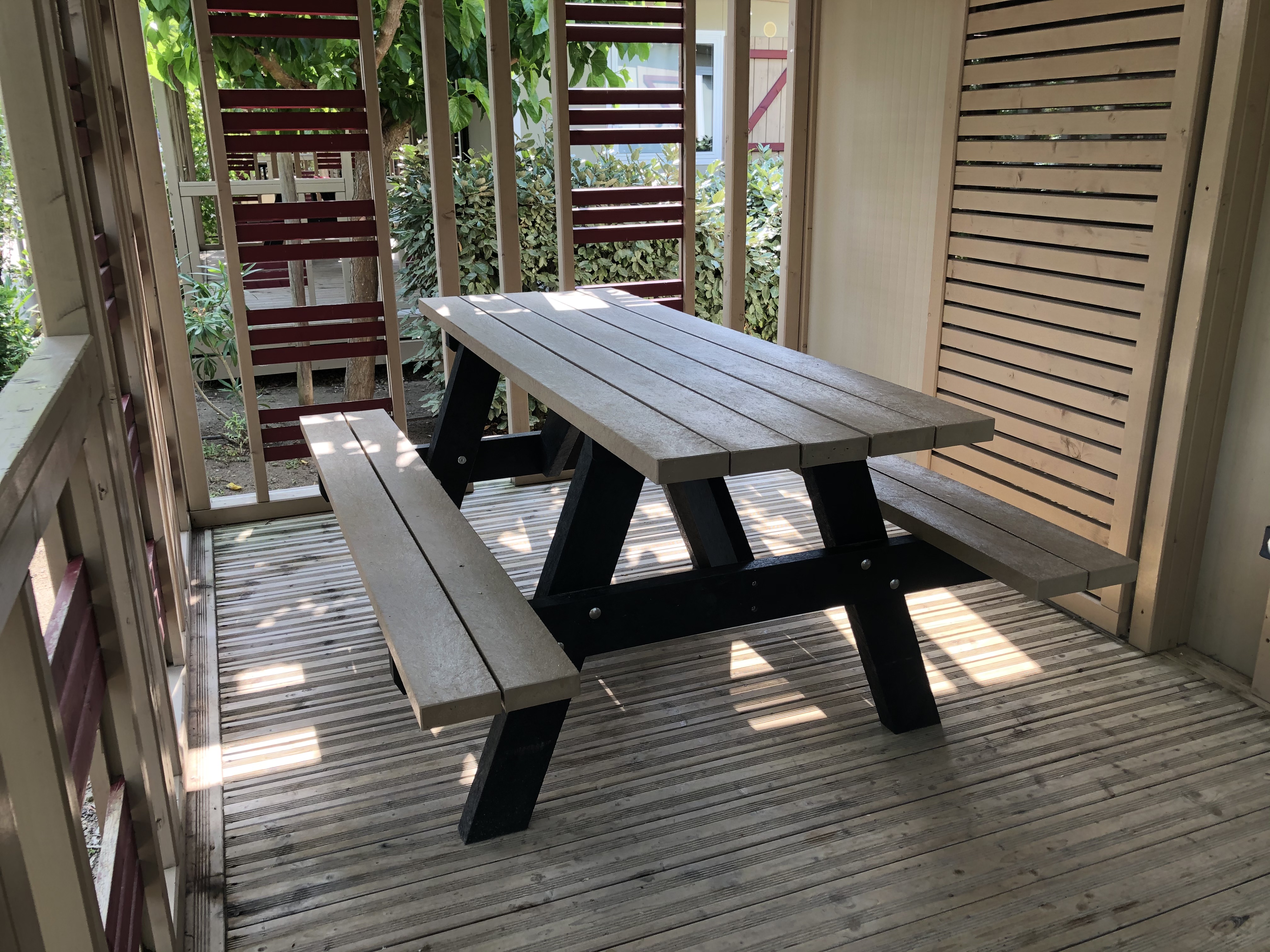 Table pique-nique avec banquettes solidaires Forestier - lattes plastique recyclé - l. 180 cm - coloris standard