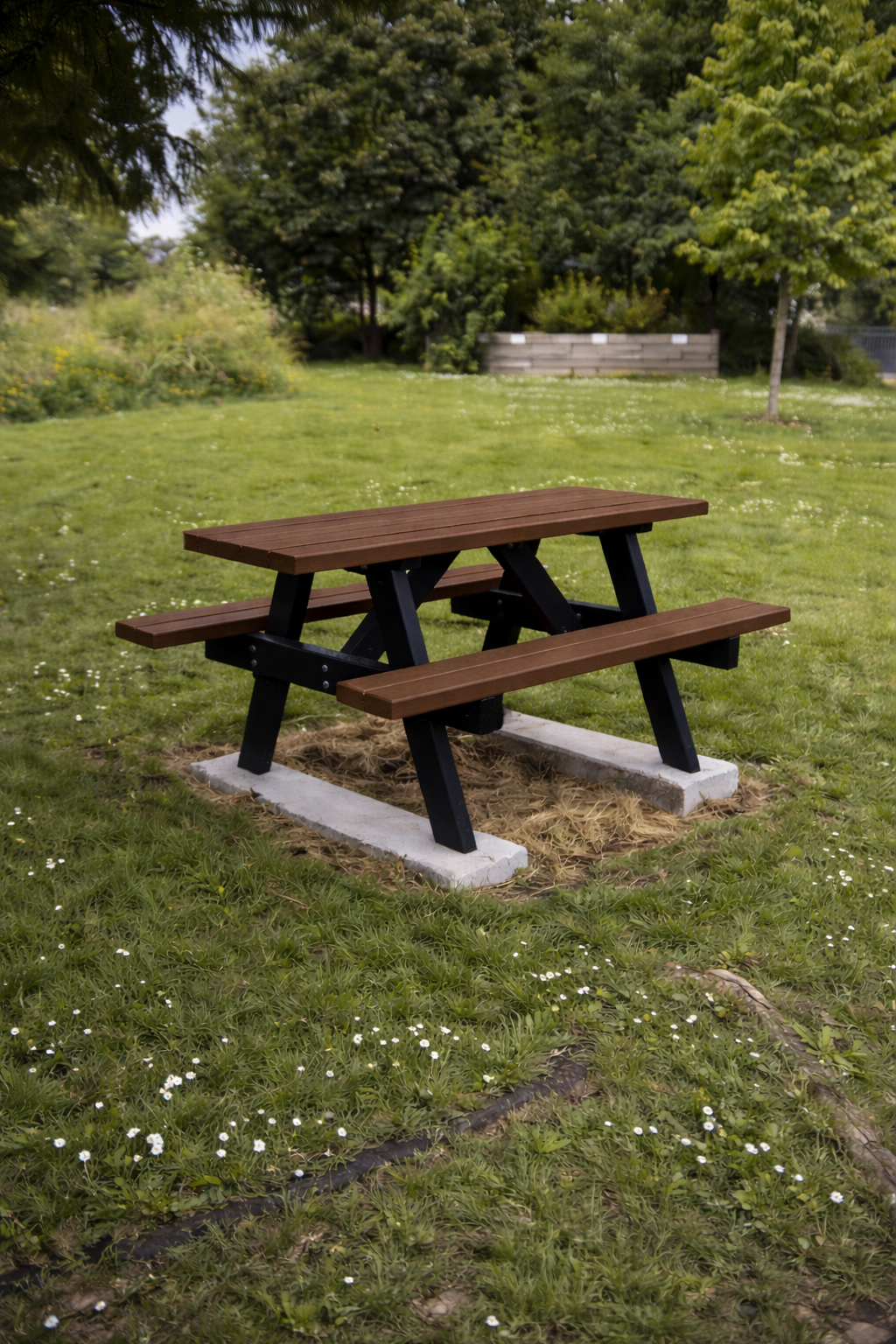 Table pique-nique avec banquettes solidaires Forestier - lattes plastique recyclé - l. 180 cm - coloris standard