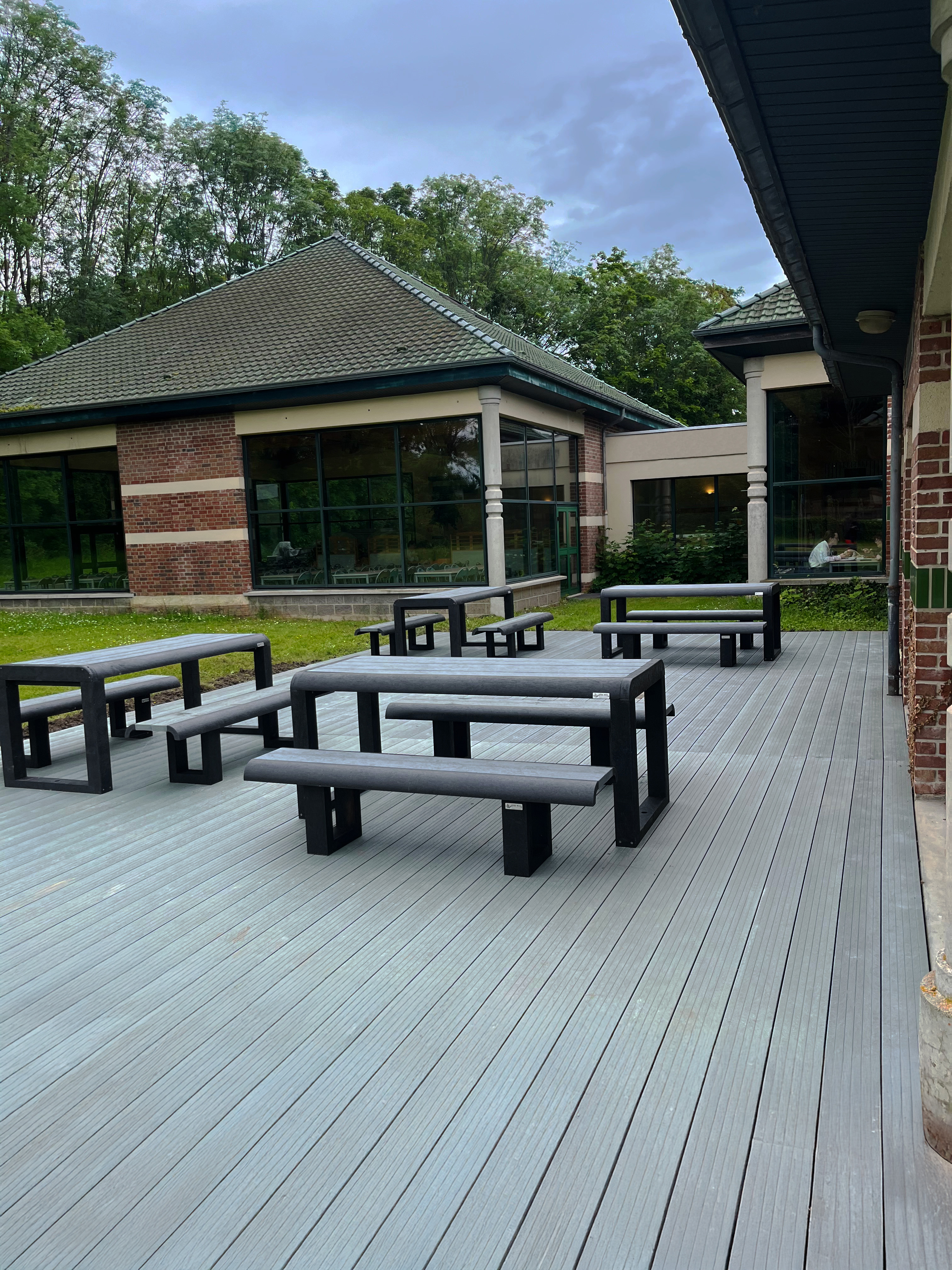 Table pique-nique avec banquettes non solidaires Osakan - lattes plastique recyclé - l. 190 cm - coloris standard