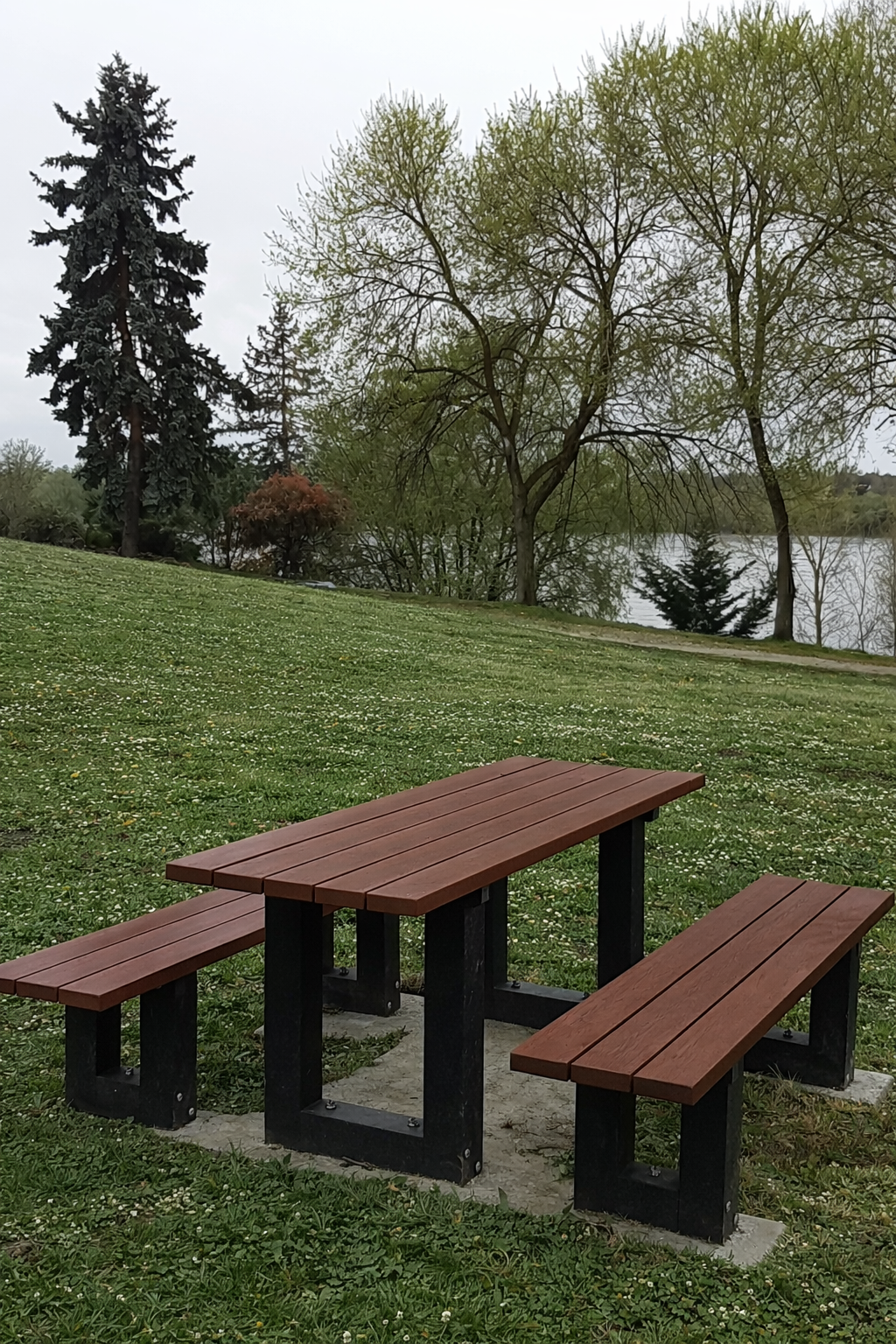 Table pique-nique avec banquettes non solidaires Londura - lattes plastique recyclé - l. 180 cm - coloris standard