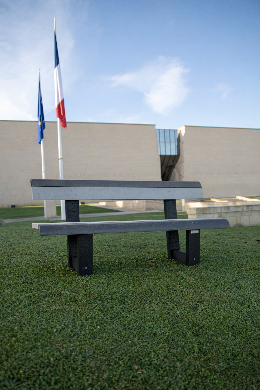 Banc Osakan - lattes plastique recyclé - l. 180 cm - coloris standard - livré non déchargé