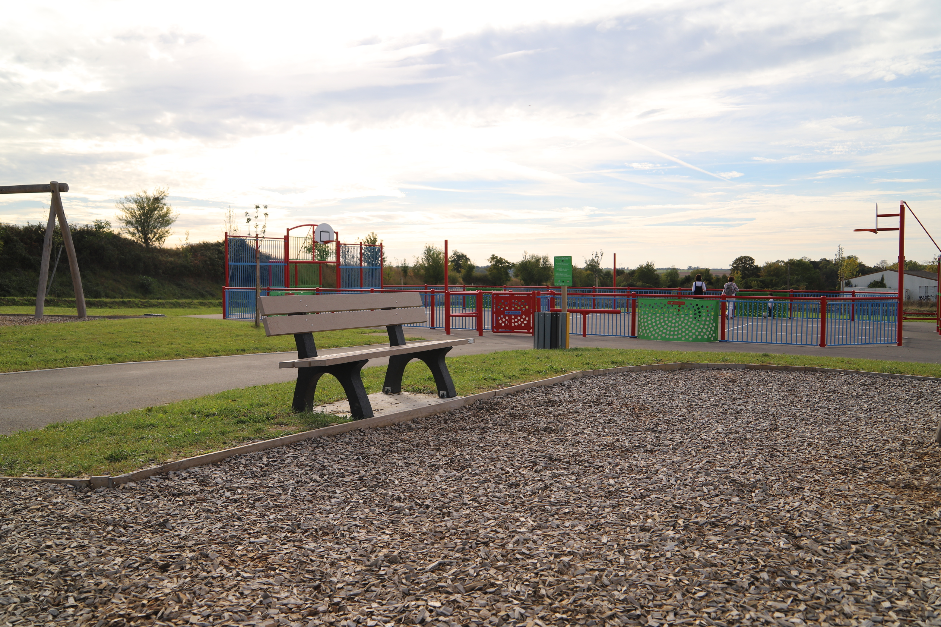 Banc Helios - lattes plastique recyclé - l. 180 cm - coloris standard - livré non déchargé