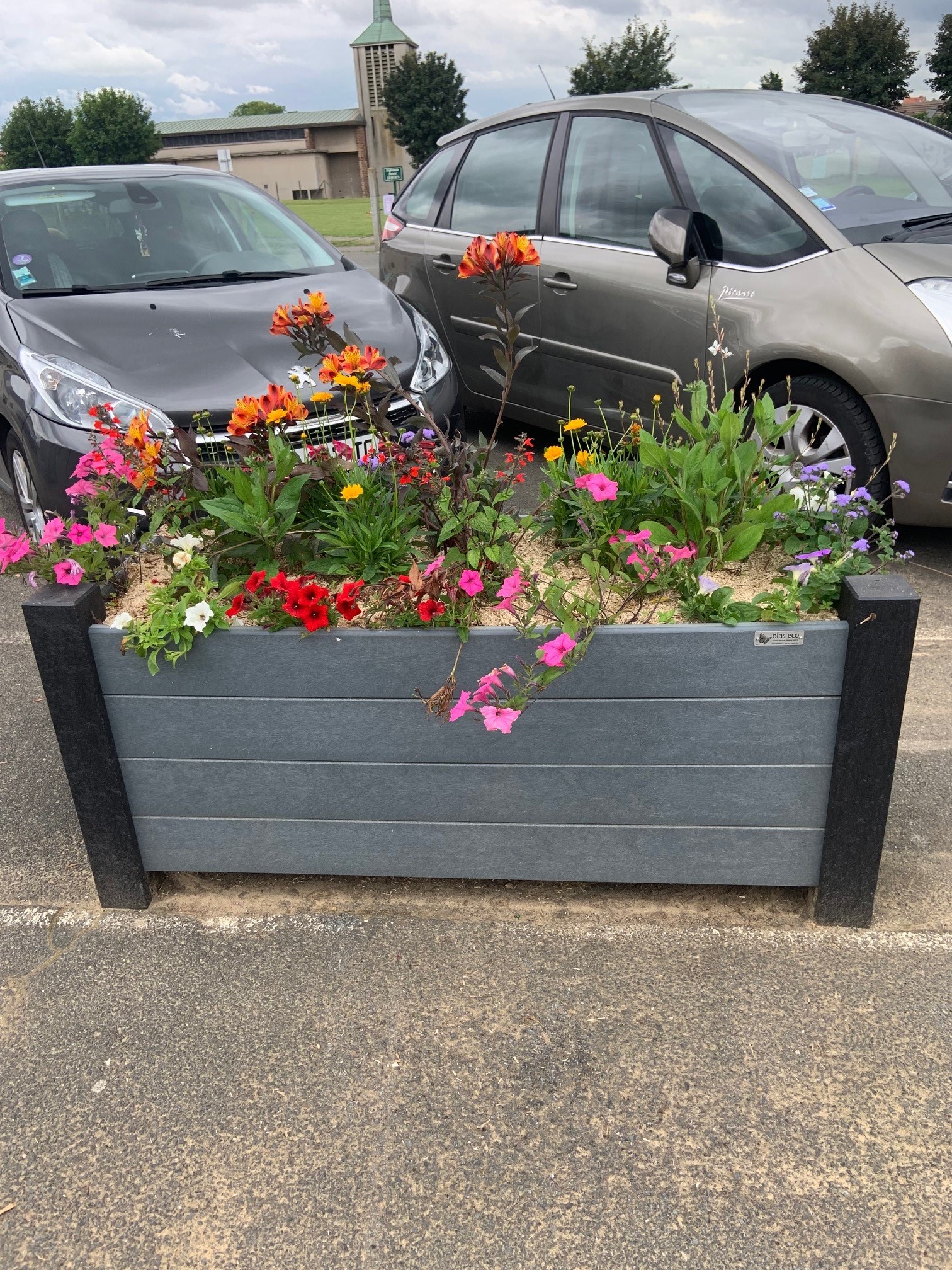 Jardinière rectangulaire Londura 400 - h.70 x l.154 cm - plastique recyclé - coloris standard - livré non déchargé