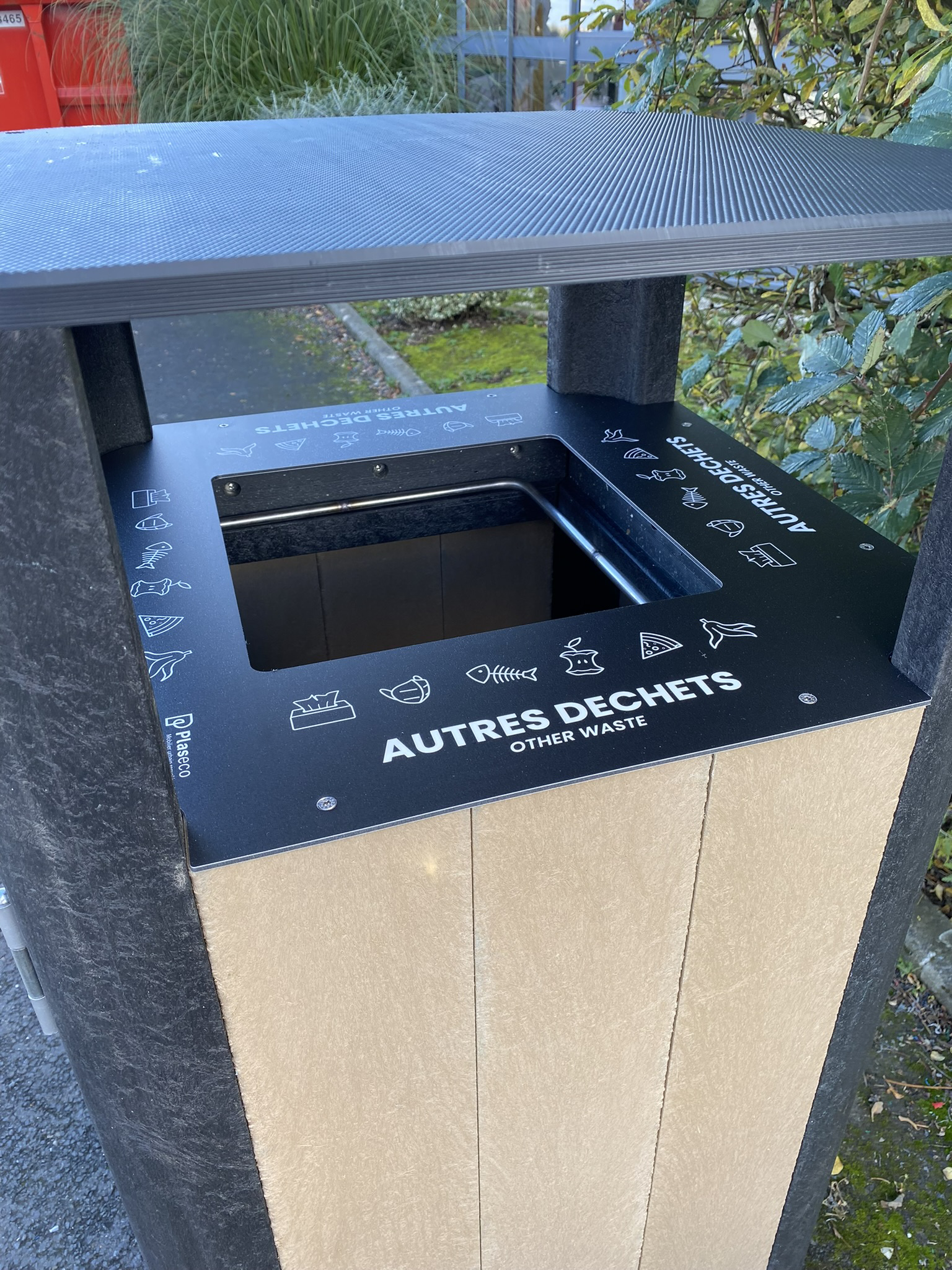 Corbeille porte-sac Osakan - protection anti-pluie - lattes plastique recyclé - 110 l - livré non déchargé