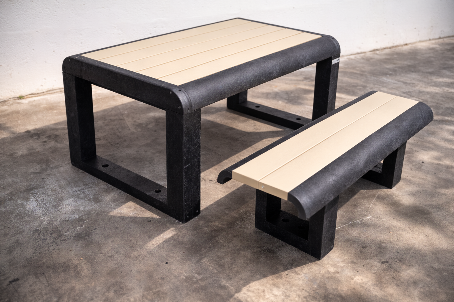 Table pique-nique enfants banquettes non solidaires Osakan - lattes plastique recyclé - l. 130 cm - coloris standard -