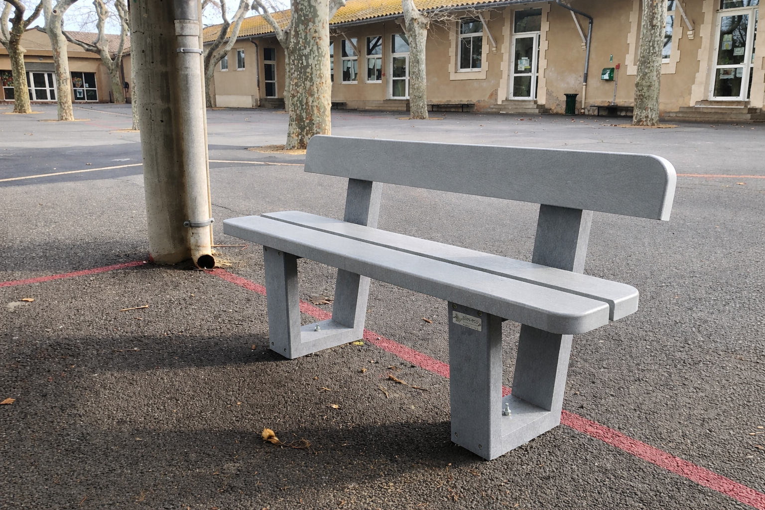 Banc enfants Recre - lattes plastique recyclé - avec dossier - l. 120 cm - coloris standard - livré non déchargé