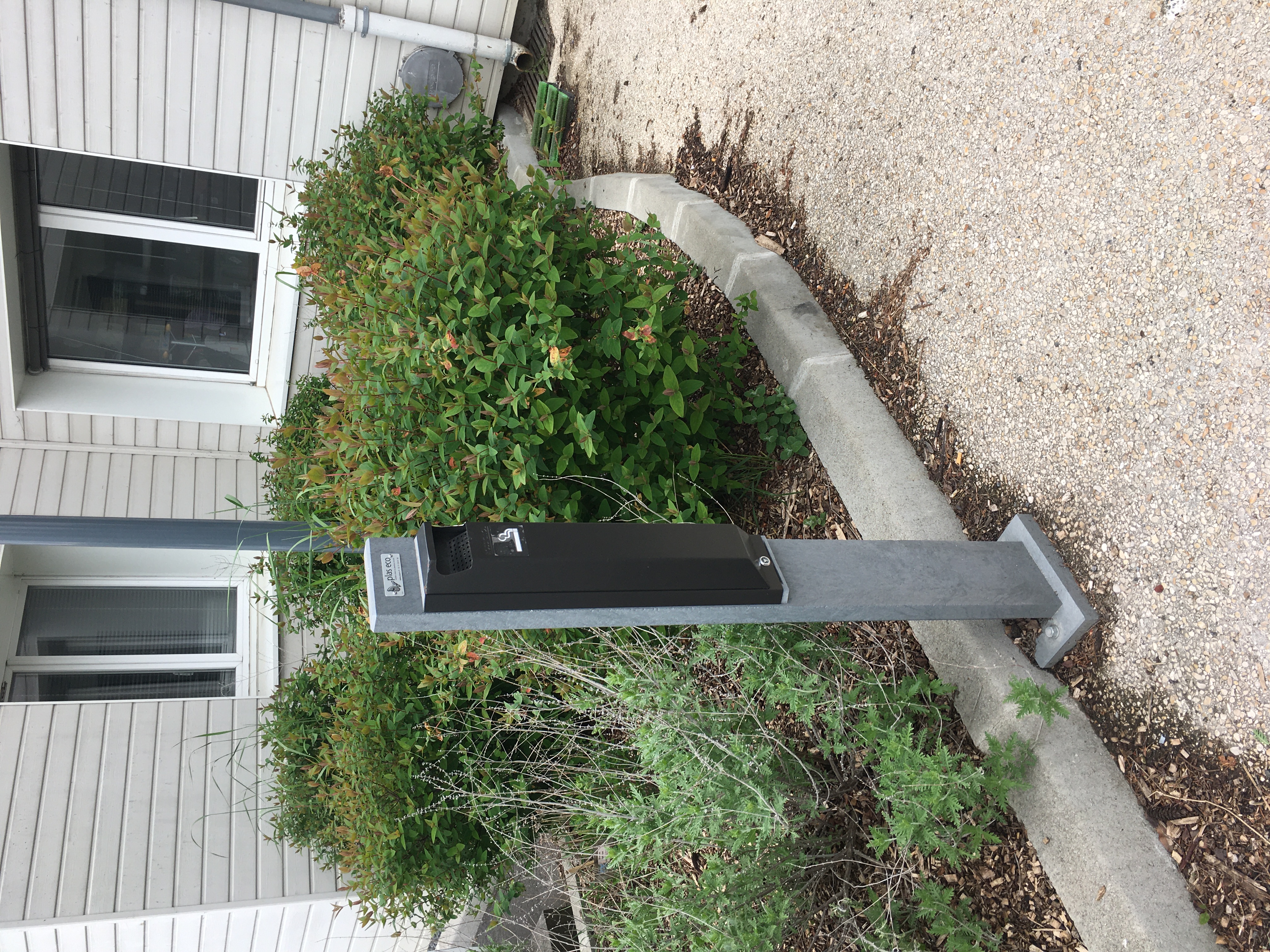 Cendrier extérieur sur pied Harmonie - lattes plastique recyclé - fixation au sol - coloris standard -