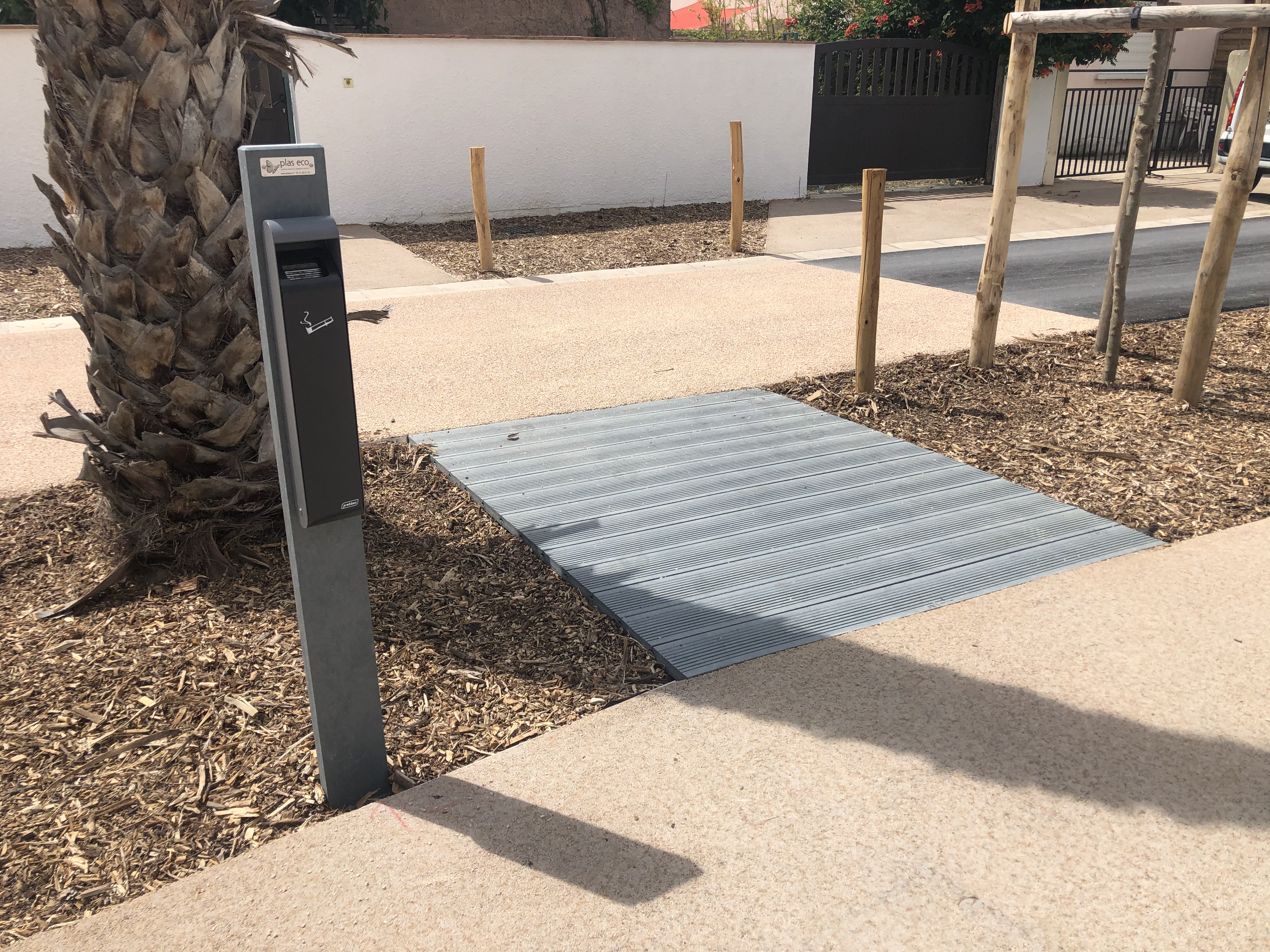 Cendrier extérieur sur pied Harmonie - lattes plastique recyclé - fixation au sol - coloris standard -