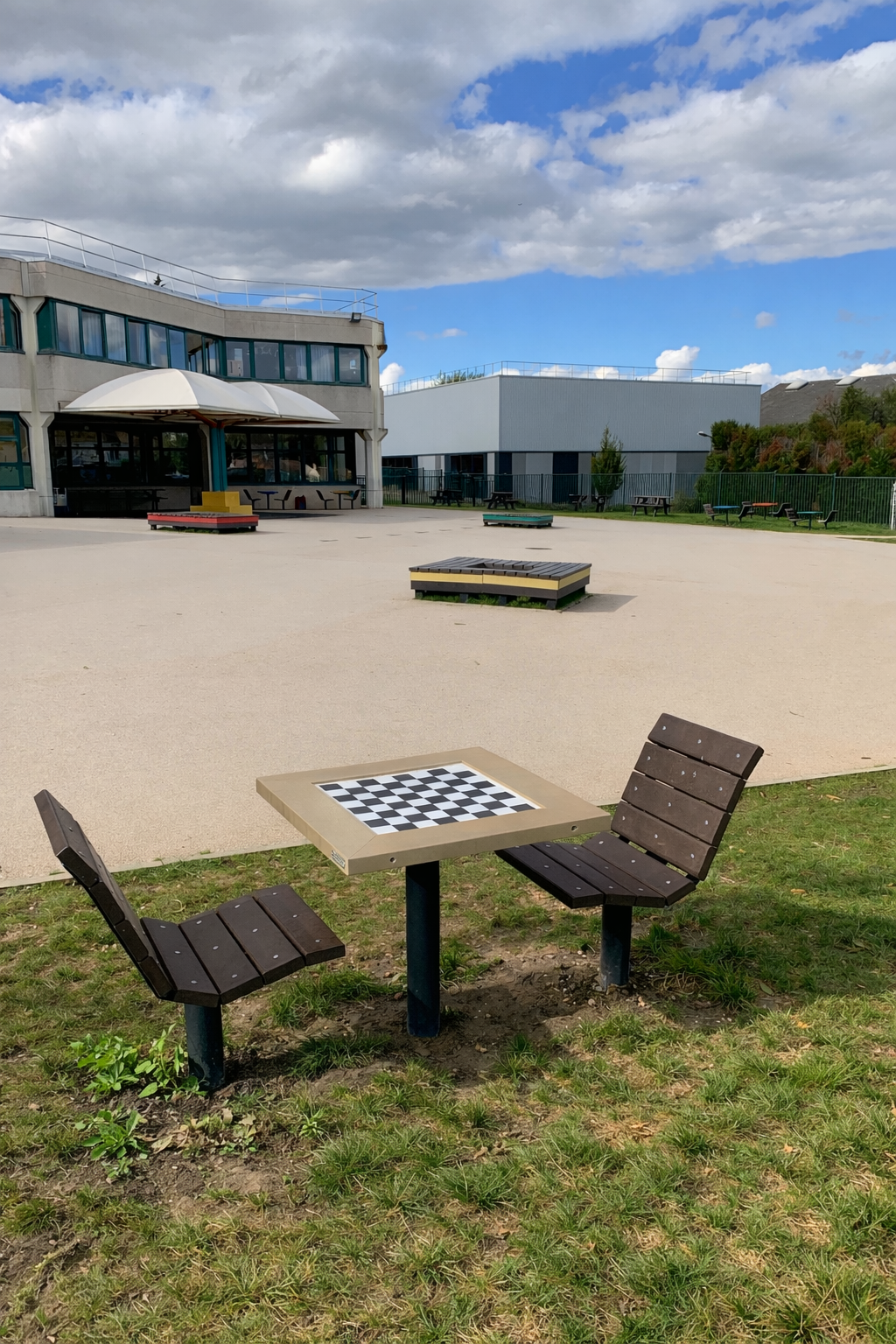 Table de jeux Major - l. 71,5 x pr. 71,5 x h. 76 cm plastique recyclé - coloris standard - livré non déchargé