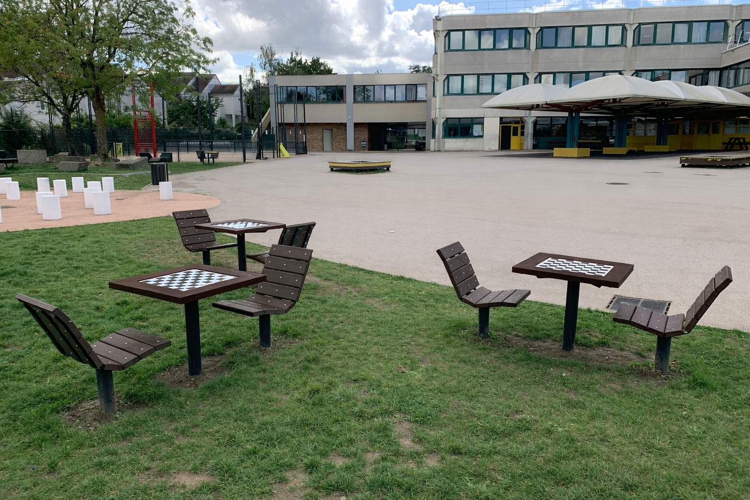 Table de jeux Major - l. 71,5 x pr. 71,5 x h. 76 cm plastique recyclé - coloris standard - livré non déchargé