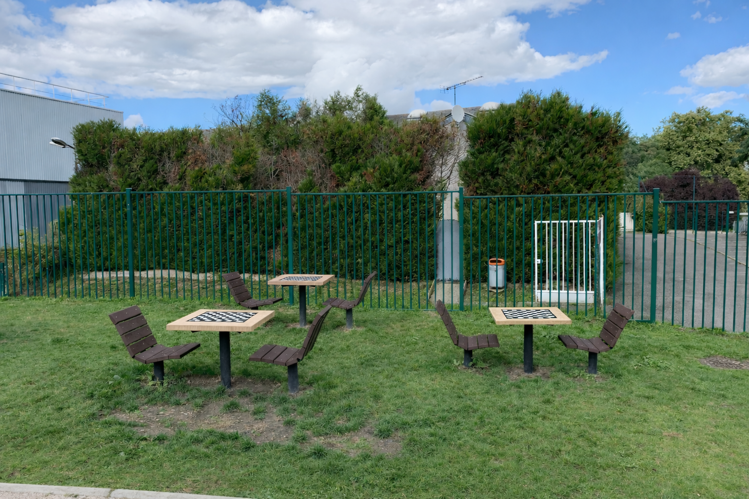 Table de jeux Major - l. 71,5 x pr. 71,5 x h. 76 cm plastique recyclé - coloris standard - livré non déchargé