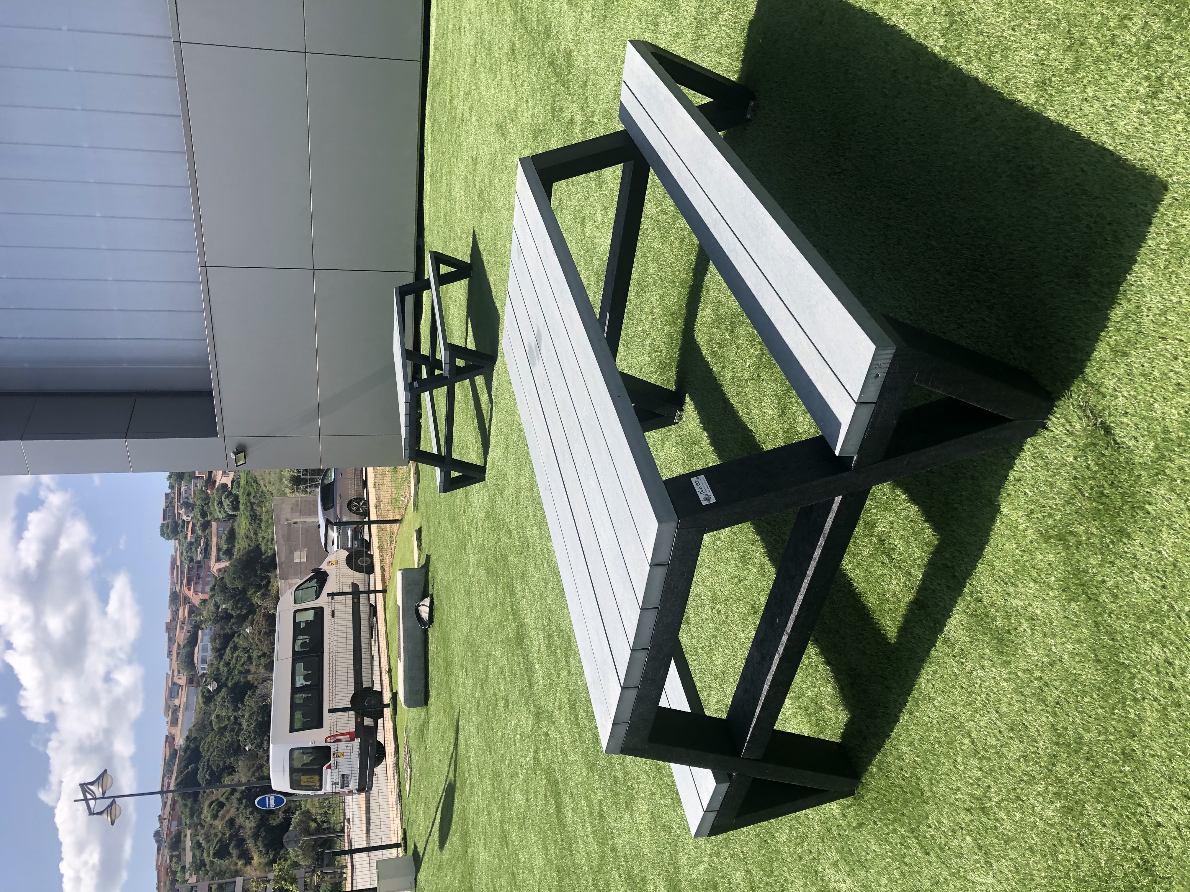 Table pique-nique Pointe - piètement noir - l. 180 cm - coloris standard - livré non déchargé