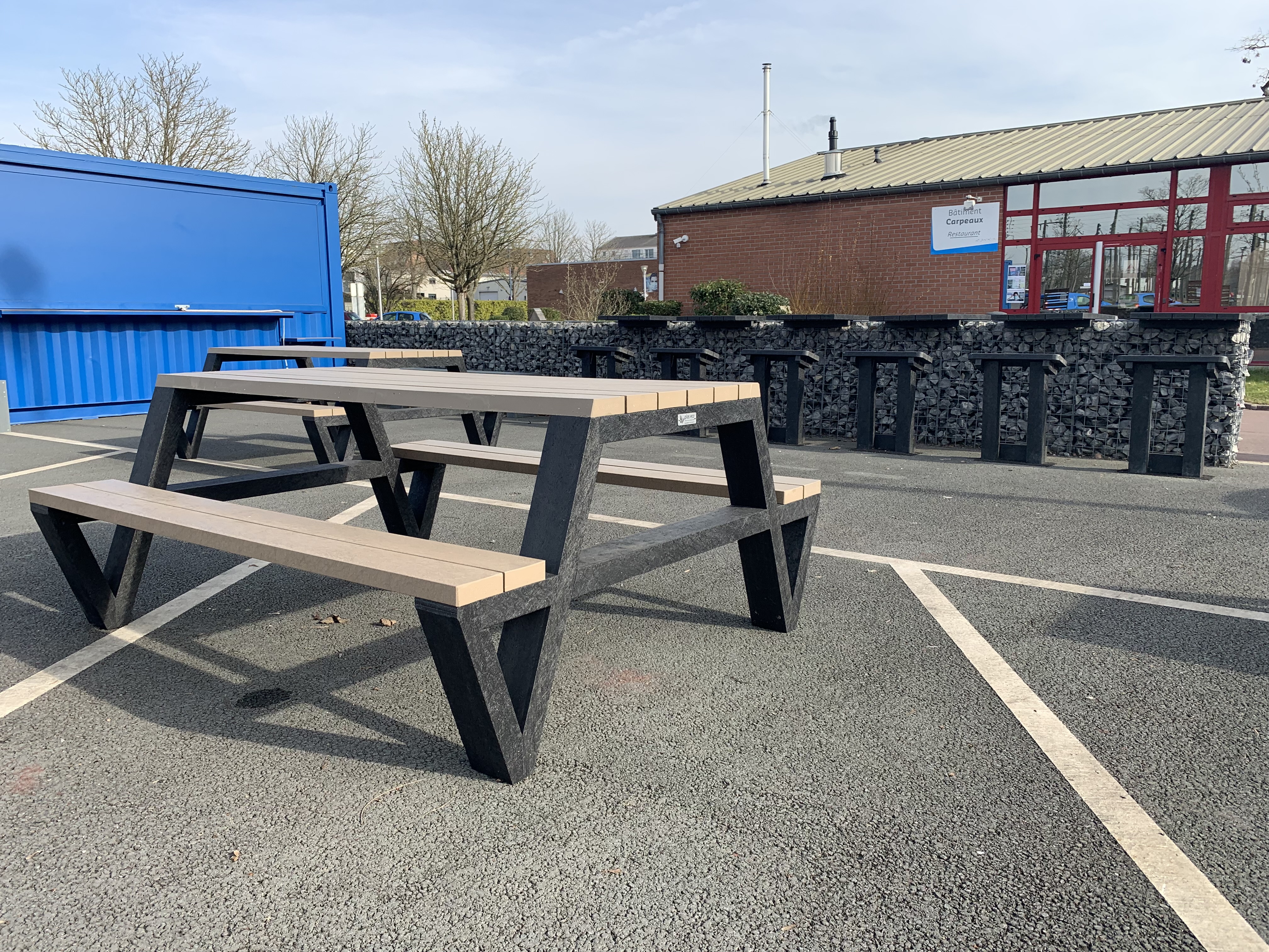 Table pique-nique Pointe - piètement noir - l. 180 cm - coloris standard - livré non déchargé