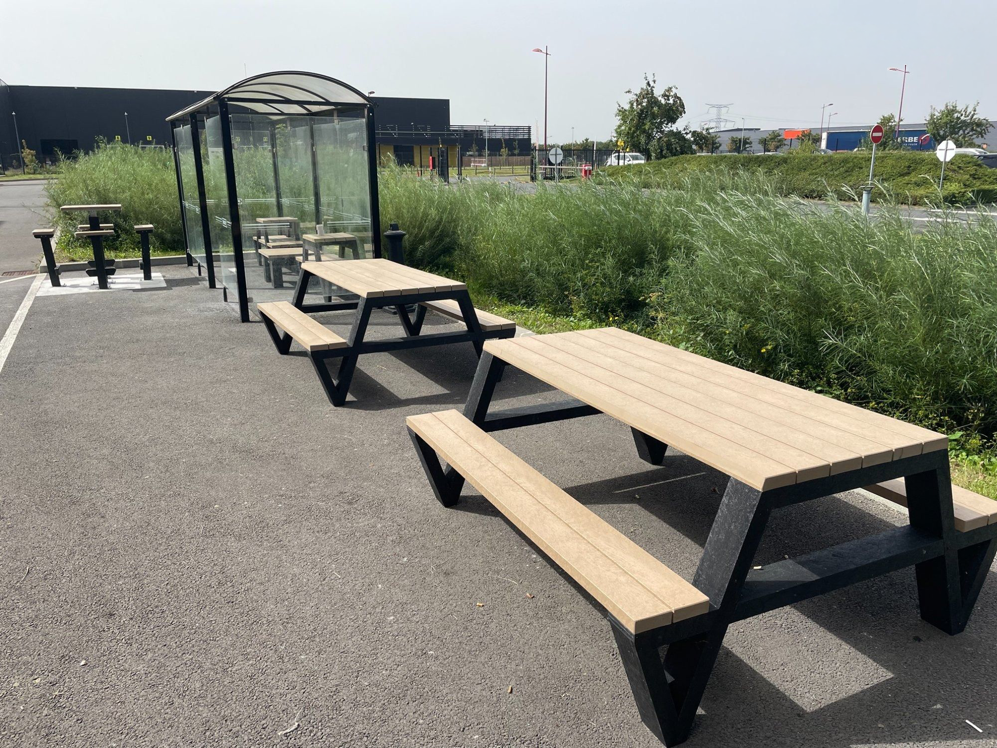 Table pique-nique Pointe - piètement noir - l. 180 cm - coloris standard - livré non déchargé